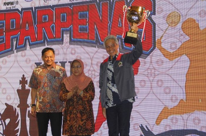 Gubernur Jawa Tengah Ganjar Pranowo (kanan) berpose dengan piala yang didapat sebagai juara umum pada Pekan Paralimpik Pelajar Nasional (Peparpenas) VIII/2017 di Solo, Senin (14/11/2017).