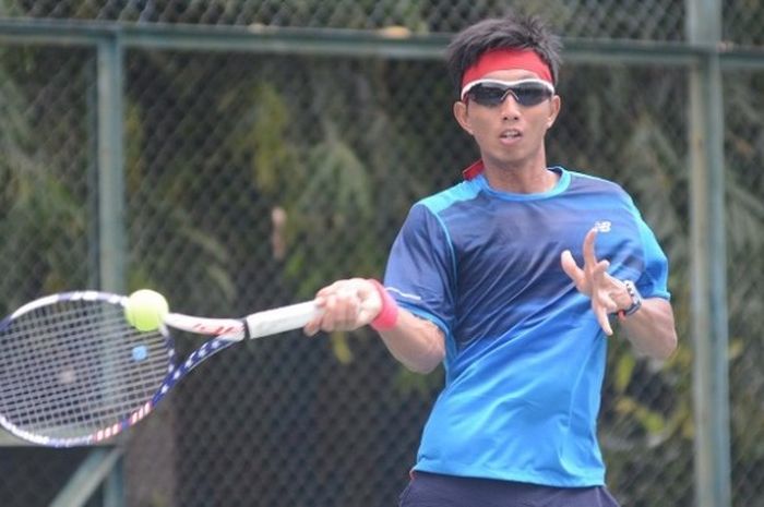 Petenis Indonesia, Panji Untung Setiawan, ketika tampil pada babak kualifikasi Combiphar Tenis Open  yang berlangsung di lapangan tenis Hotel Sultan Minggu (9/4/2017)