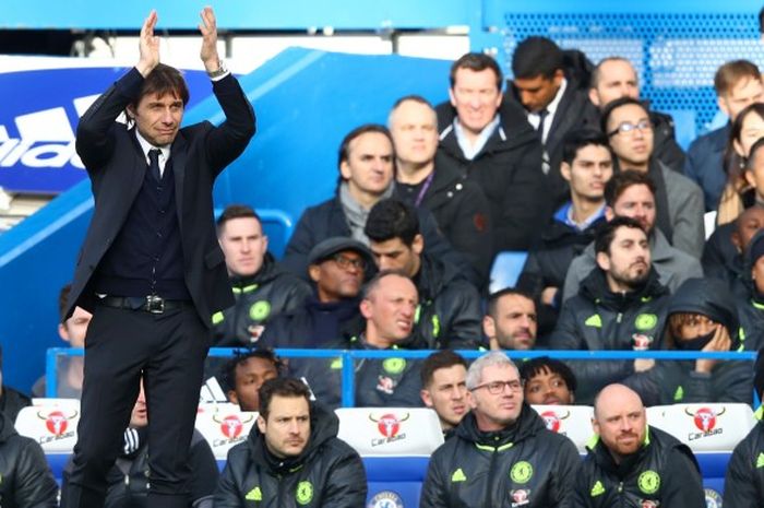 Manajer Chelsea, Antonio Conte, mendampingi anak-anak asuhnya dalam laga Premier League kontra Arsenal di Stadion Stamford Bridge, London, Inggris, 4 Februari 2017.