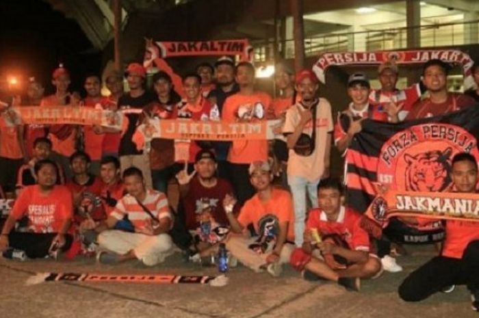 The Jakmania wilayah Kalimantan Timur bersiap mendukung Persija Jakarta saat menjalani partai tandang melawan Borneo FC, di Stadion Aji Imbut, Tenggarong, Rabu (12/9/2018) 
