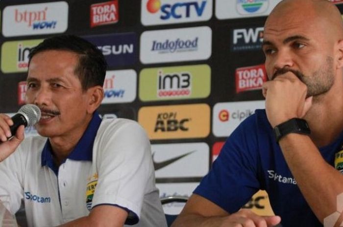 Pelatih Persib, Djadjang Nurdjaman dan striker Sergio van Dijk jelang laga kontra Persela di Stadion GBLA, Kota Bandung. 
