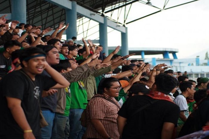   SMeCK Hooligan Yogyakarta saat memberikan dukungan bagi PSMS Medan yang melawan PSS Sleman di Stadion Internasional Maguwoharjo, Minggu (4/3/2018).  