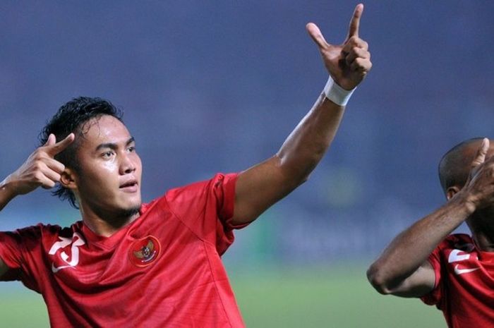 Gunawan Dwi Cahyo merayakan golnya ke gawang Malaysia, pada laga final Sea Games XXVI, di Gelora Bung Karno, Senin (21/11/2011). 