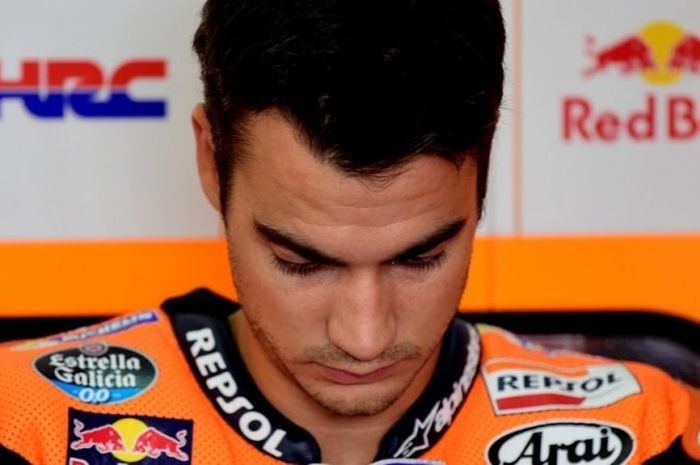 Pebalap Repsol Honda asal Spanyol, Dani Pedrosa, bereaksi saat menunggu di paddock jelang sesi latihan kedua GP Aragon di Sirkuit MotorLand, Jumat (23/9/2016).