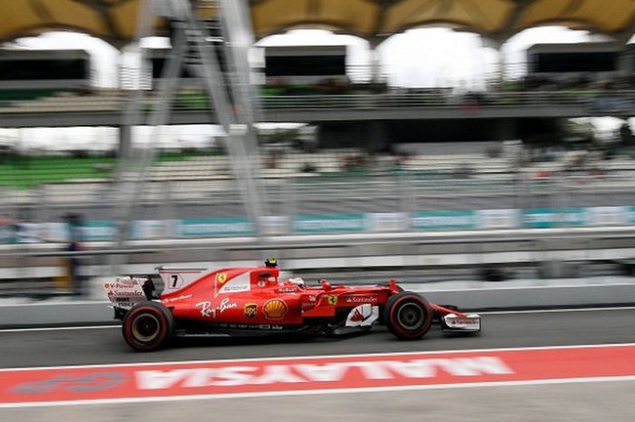 Pebalap Scuderia Ferrari, Kimi Raikkonen, menjalani sesi latihan kedua GP Malaysia di Sirkuit Sepang, Jumat (29/9/2017).