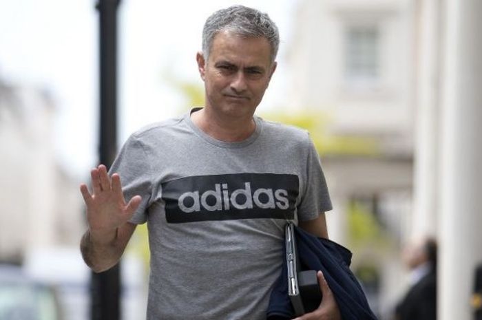 Manajer Manchester United, Jose Mourinho, berjalan menuju ke rumah dia di London, Inggris, 27 Mei 2016.