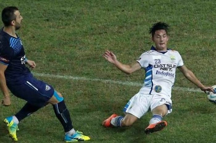 Gelandang Persib, Kim Kurniawan (kanan) mengandalkan kekuatan fisik di lapangan dan jaga kondisi den