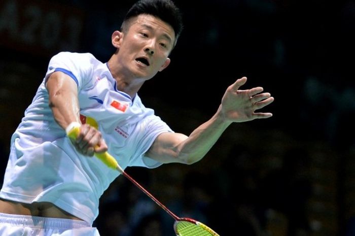 Pebulu tangkis tunggal putra China, Chen Long, mengembalikan kok dari Takuma Ueda ( Jepang) pada laga babak kedua Kejuaraan Asia di Wuhan Sports Center Gymnasium, Wuhan, China, Kamis (27/4/2017).