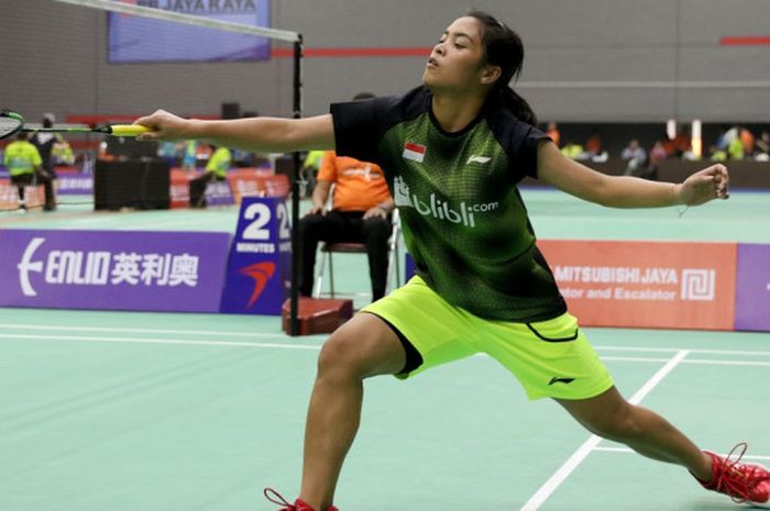 Pebulu tangkis tunggal putri Indonesia, Gregoria Mariska, saat menjalani pertandingan melawan wakil Singapura, Nur Insyirah Khan, pada partai kedua babak perempat final  Asia Junior Championsip (AJC) 2017 di Jaya Raya Sports Hall Training Center, Jakarta, Senin (24/7/2017). Gregoria menang dengan skor 21-4, 21-14