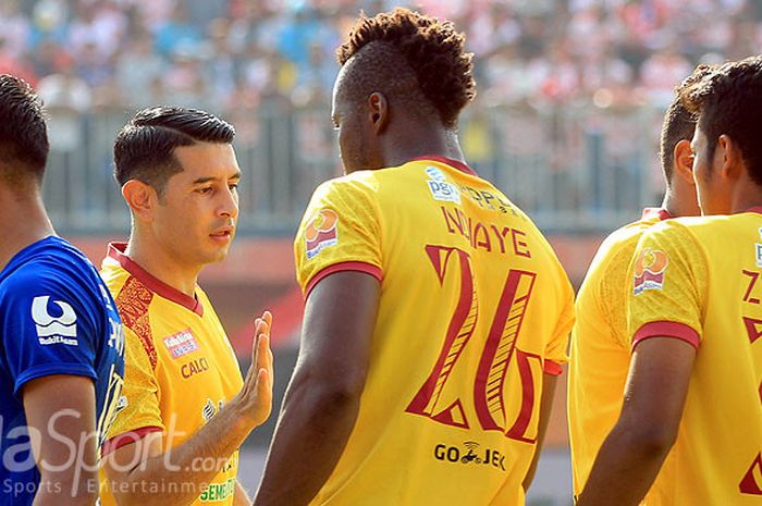    Pemain Sriwijaya FC bersiap memulai laga melawan Madura United pada pekan ketiga Liga 1 di Stadion Gelora Ratu Pamellingan Pamekasan, Jawa Timur Sabtu (07/04/2018) sore.   