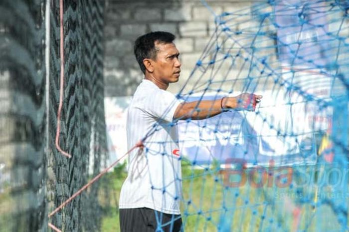 Pelatih Bali United Widodo Cahyono Putra memberikan arahan kepada timnya di sesi latihan, Sabtu (4/10/2017) pagi di Lapangan Trisakti, Kuta.