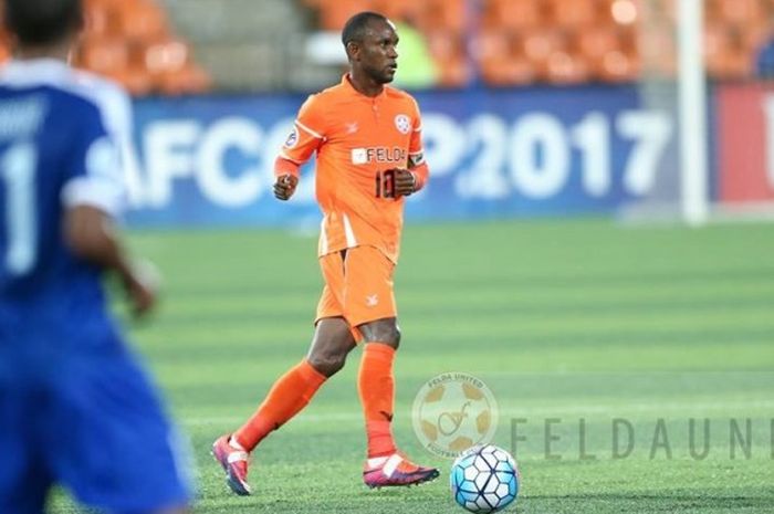 Playmaker asal Liberia milik Felda United, Zah Rahan Krangar dalam laga kontra Tampines Rovers pada laga kelima Grup G Piala AFC 2017 di Stadion Tun Abdul Razak, Jengka, Pahang, Rabu (19/4/2017) malam.   