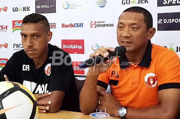 Pelatih Perseru Serui, I Putu Gede, berbicara kepada media dalam konfrensi pers di Stadion Teladan, Kamis (19/4/2018), menjelang laga Liga 1 2018 melawan tuan rumah PSMS Medan.