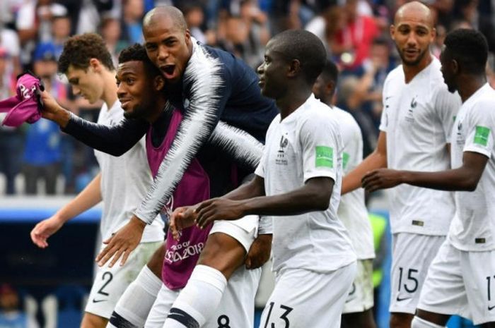 Para pemain timnas Prancis merayakan kemenangan mereka atas Uruguay dalam laga babak perempat final Piala Dunia 2018 melawan Uruguay, 6 Juli 2018 di Nizhny Novgorod.
