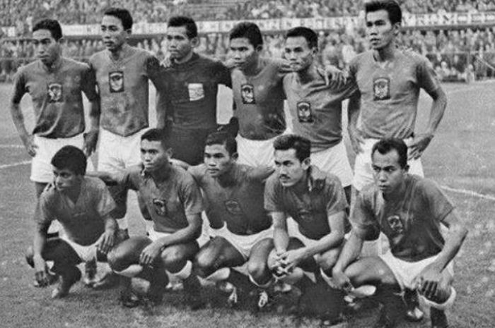 Penyerang lubang timnas Indonesia, Soetjipto Soentoro (tengah, jongkok) berpose dengan pemain skuat Garuda lainnya saat akan uji coba dengan klub Bundesliga, Werder Bremen di Weserstadion pada 1965. 