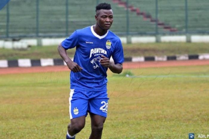 Ezechiel N’Douassel kala menjalani latihan perdana bersama Persib Bandung, Selasa (8/8/2017).