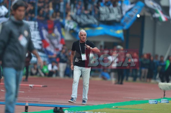  Pelatih Persib, Mario Gomez, memantau pertandingan  Liga 1 2018 antara Persib dan Persija di pinggi