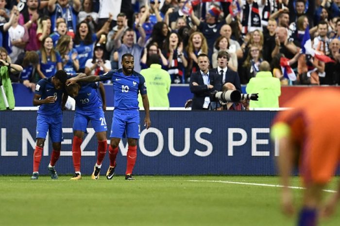 Para pemain Prancis merayakan gol Kylian Mbappe ke gawang Belanda pada laga Kualifikasi Piala Dunia 2018 zona Eropa di Stade de France, Kamis (31/8/2017) waktu setempat.