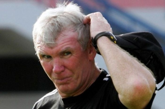 Peter Withe, berturut-turut mengantarkan timnas Thailand menjuarai Piala AFF 2000 dan 2002.