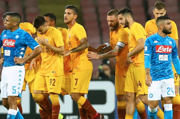 Para pemain AS Roma (baju kuning) saat merayakan gol yang dicetak Stephan El Shaarawy ke gawang Napoli dalam pertandingan Liga Italia 2018-2019 di Stadio San Paolo, Naples, Italia, pada Minggu (28/10/2018).