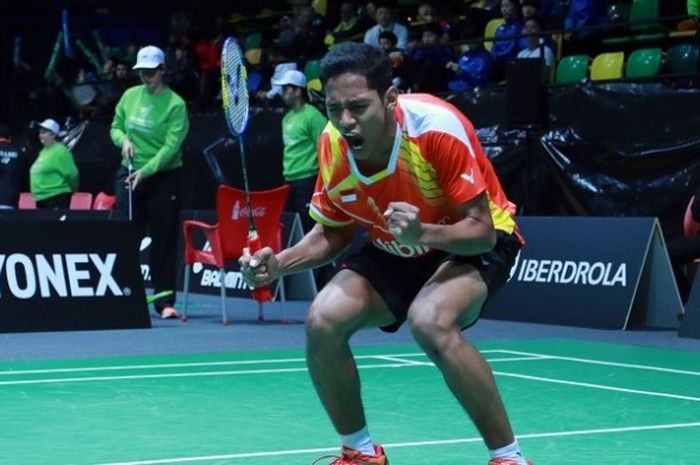 Pebulu tangkis tunggal putra nasional, Chico Aura Dwi Wardoyo, bereaksi setelah memastikan diri melangkah ke babak semifinal Kejuaraan Dunia Junior 2016. Chico menang 21-18, 21-14 atas Zin Rei Ryan Ng (Singapura) pada laga perempat final yang berlangsung di Bilbao Arena, Spanyol, Jumat (11/11/2016).