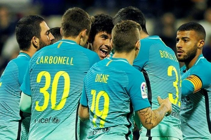 Gelandang Barcelona Carles Alena (tengah) merayakan gol bersama rekan-rekannya seusai mencetak gol pada pertandingan pertama babak 32 besar Copa del Rey Stadion Jose Rico Perez, Alicante, pada 30 November 2016. 