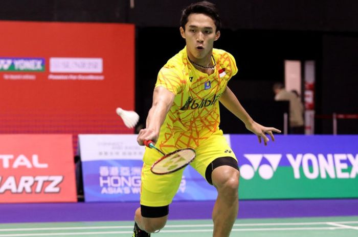 Pebulu tangkis tunggal putra Indonesia, Jonatan Christie, saat menjalani pertandingan melawan Kento Momota (Jepang) pada babak perempat final Hong Kong Open 2018 di Hong Kong Coliseum, Kowloon, Jumat (16/11/2018).