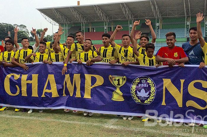 Pemain dan ofisial PSDS Deli Serdang merayakan sukses mereka menjuara Liga 3 Zona Sumatera Utara setelah di partai final melawan PS Keluarga USU 1-0 di Stadion Teladan, Medan, pada Sabtu (26/8/2017).