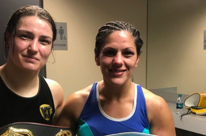 Petinju wanita kelas ringan Irlandia, Katie Taylor (kiri) berpose bersama Victoria Bustos (kanan) da