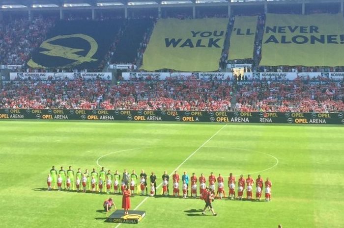 Suasana Opel Arena jelang pertandingan antara Mainz 05 dan Liverpool, Minggu (7/8/2016). 