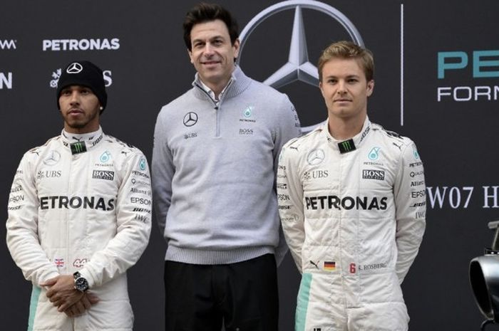 Bos tim Mercedes AMG Petronas Formula One, Toto Wolff (tengah), berfoto bersama dua pebalapnya, Lewis Hamilton (kiri) dan Nico Rosberg (kanan) di belakang mobil baru F1W07 Hybrid pada presentasi resmi di Circuit de Catalunya, Barcelona, Spanyol, 22 Februari 2016.