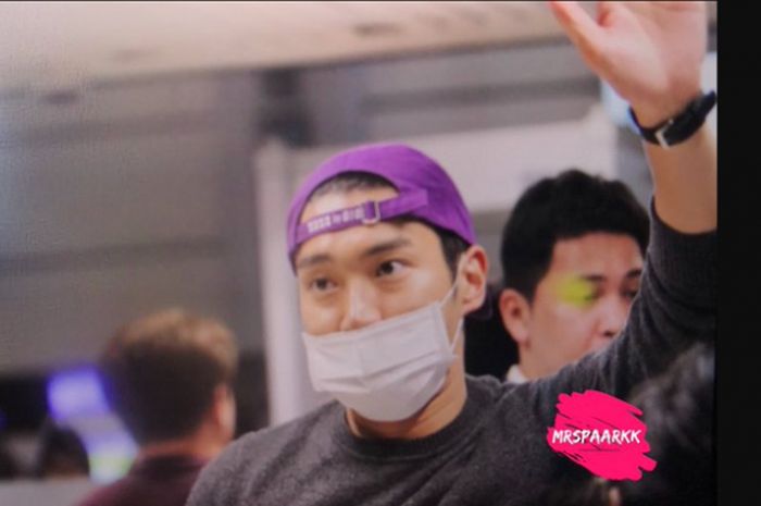 Choi Siwon ketika melambaikan tangan kepada para penggemar di bandara.