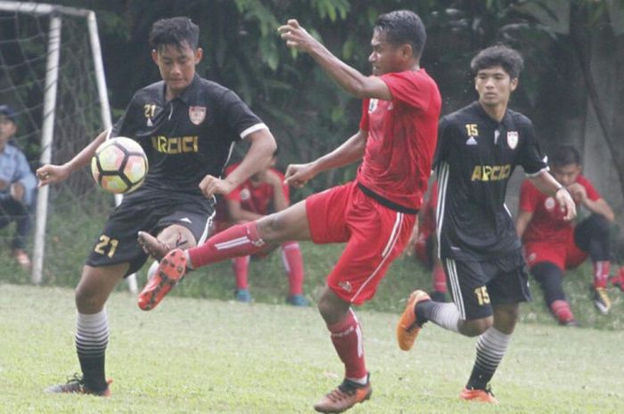 Gelandang Persija, Ramdani Lestaluhu (tengah) mencoba merebut bola dari pemain MC Utama pada uji coba di lapangan ISCI, Ciputat, Tangerang Selatan, Rabu (27/12/2017) sore. 