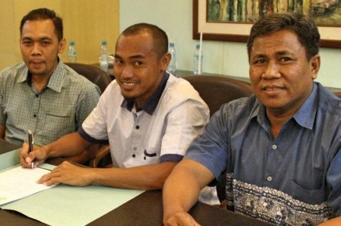 Direktur tim Persebaya, Candra Wahyudi (kiri) besama Mat Halil (tengah) dan Manajer tim, Choesnoel Faried (kanan) saat teken kontrak, Jumat (24/2) di Graha Pena, Surabaya.