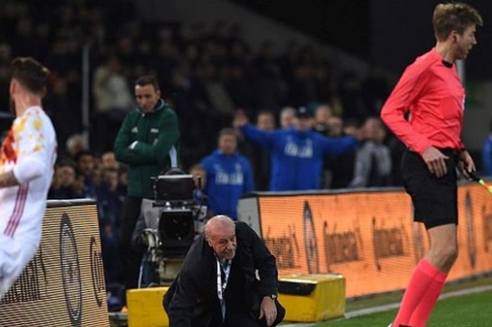 Pelatih tim nasional Spanyol, Vicente Del Bosque (tengah), terjatuh usai bersenggolan dengan hakim garis dalam pertandingan persahabatan melawan Italia di Stadion Friuli, Udine, Italia, 24 Maret 2016.