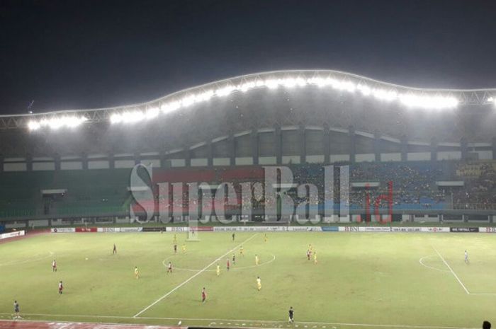 Pertandingan Bhayangkara FC kontra PSM Makassar di Stadion Patriot, Bekasi, Jawa Barat, Kamis (19/10/2017)