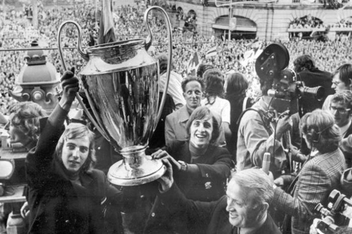 Foto yang diambil pada 3 Juni 1972 ini memperlihatkan ketika Johan Cruyff (tengah) sedang memegang trofi Liga Champions setelah Ajax Amsterdam mengalahkan Inter Milan di laga puncak.