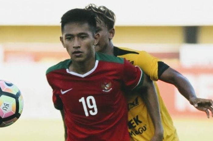 Penyerang Timnas U-19 Indonesia, Hanis Saghara dikawal ketat pemain Celebest FC pada uji coba di Stadion Kapten I Wayan Dipta, Gianyar, Rabu (17/5/2017) sore. 