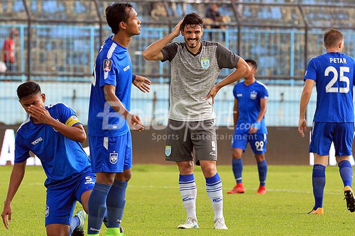 Ekspresi penyerang Persela Lamongan, Alessandro Celin (tengah), dalam laga melawan PSIS Semarang pada partai penyisihan terakhir Grup E Piala Presiden 2018 di Stadion Kanjuruhan Malang, Jawa Timur, Selasa (30/01/2018) sore.