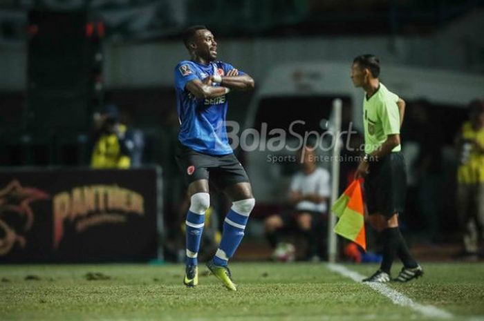 Selebrasi penyerang PSM Makassar, Guy Junior, seusai mencetak gol ke gawang PSMS Medan pada pertandingan lanjutan Grup A Piala Presiden 2018, Selasa (16/1/2018). 