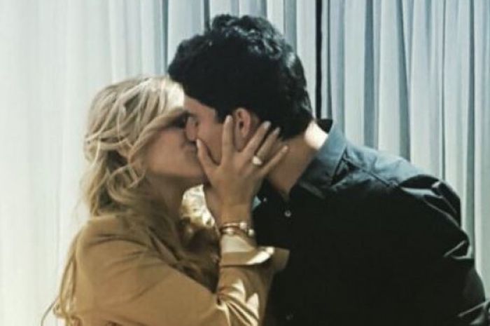 Diego Perotti ciuman dengan istrinya