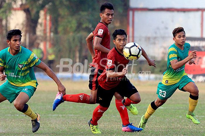 Aksi kapten tim PS Mojokerto Putera, Indra Setiawan (tengah), saat tampil melawan Madura FC pada laga pekan ke-10 Liga 2 2018 di Stadion Gajah Mada Mojosari, Jawa Timur, Rabu (25/07/2018) sore. 