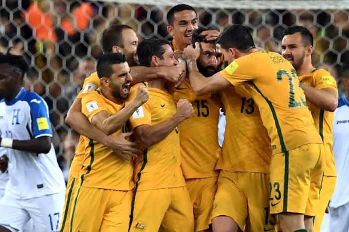 Para pemain Australia merayakan gol yang dicetak oleh Mile Jedinak (tengah) dalam laga play off interkontinental Kualifikasi Piala Dunia 2018 kontra Honduras di Stadion Australia, Sydney, pada 15 November 2017.