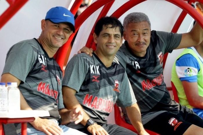 (Dari kiri ke kanan) Pelatih Madura United, Gomes de Oliviera, pelatih fisik Joachim 