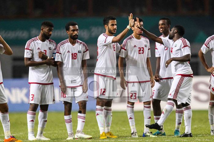 Ekspresi pemain Uni Emirat Arab saat melakoni adu penalti melawan timnas U-23 Indonesia dalam pertandingan babak 16 besar sepak bola Asian Games 2018 di Stadion Wibawa Mukti, Jumat (24/8/2018). 