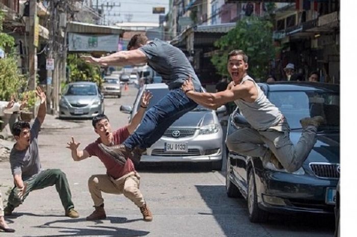 (dari ki-ka) Celina Jade, Iko Uwais, Tiger Chen Hu, Michael Bisping, dan Tony Jaa sedang bercanda saat proses shooting film Triple Threat (22/4/2017)