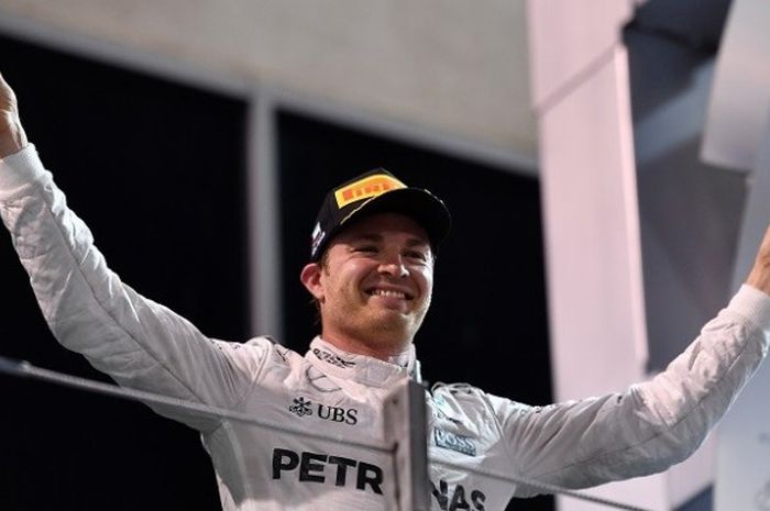 Pebalap Mercedes, Nico Rosberg, merayakan kemenangan sebagai juara dunia setelah menjalani balapan GP Abu Dhabi di Sirkuit Yas Marina, Minggu (27/11/2016).