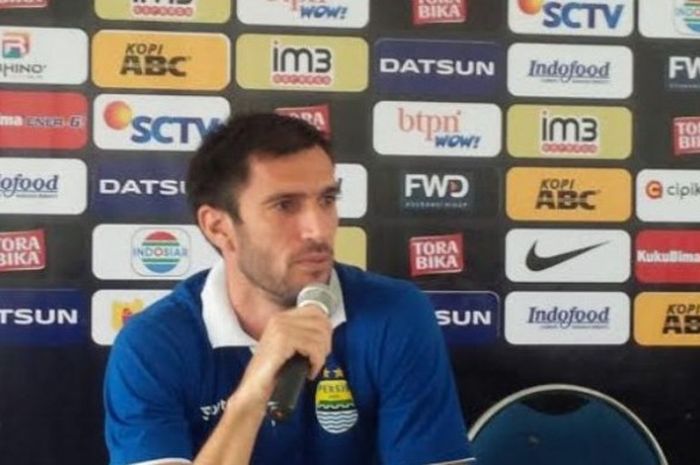 Bek Persib, Vladimir Vujovic saat jumpa pers jelang laga kontra Madura United di Graha Persib, Jumat (27/5/2016).