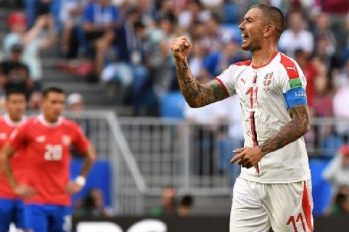 Mantan kapten Serbia, Aleksandar Kolarov, merayakan golnya ke gawang Kosta Rika pada pertandingan Piala Dunia 2018.