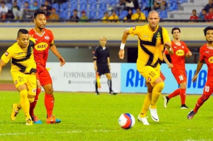 Penyerang asal Brasil milik, DPMM FC, Rafael Ramazotti (tengah) mencetak dua gol bagi timnya pada lanjutan Liga Singapura, Jumat (8/4/2016). 